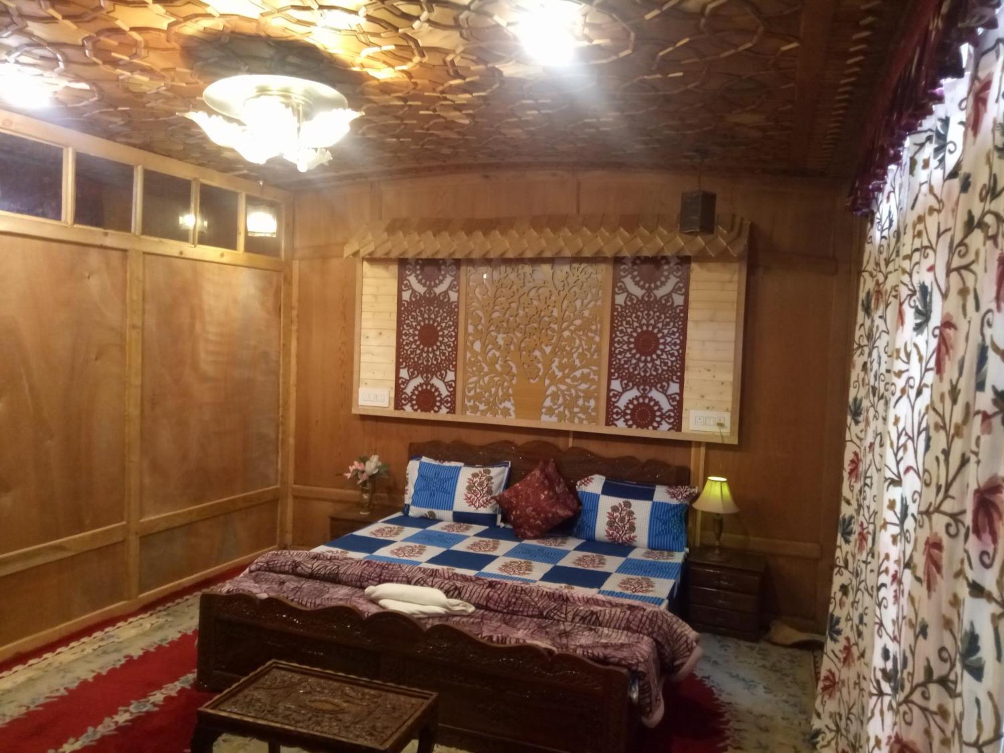 House Boat New Manora Bed & Breakfast Srīnagar Eksteriør bilde