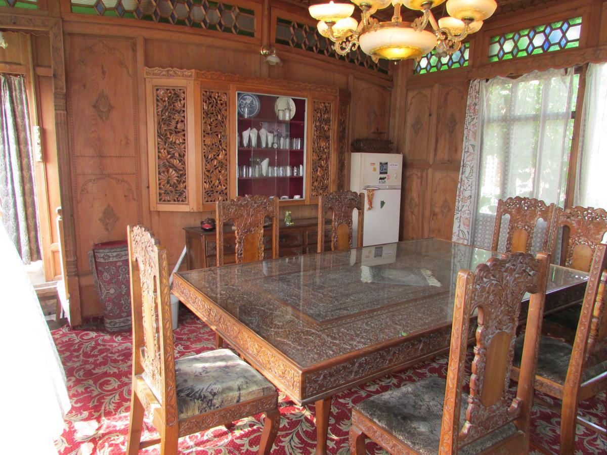 House Boat New Manora Bed & Breakfast Srīnagar Eksteriør bilde