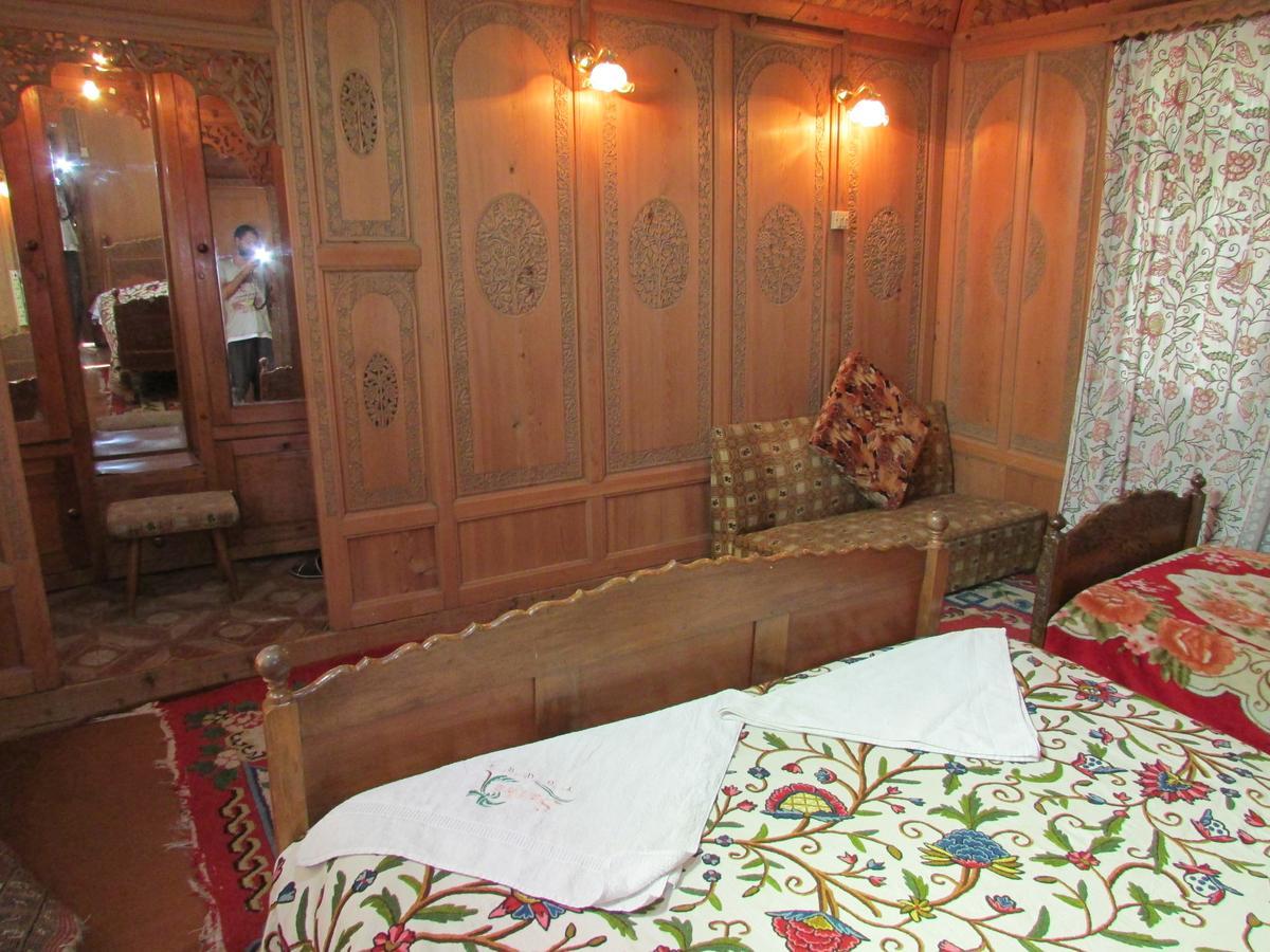House Boat New Manora Bed & Breakfast Srīnagar Eksteriør bilde