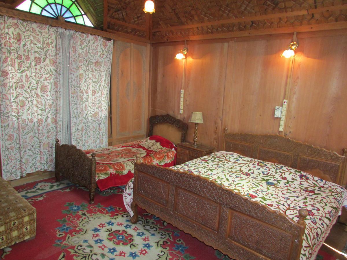 House Boat New Manora Bed & Breakfast Srīnagar Eksteriør bilde